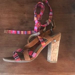 GUESS - Strappy aztec print block heels